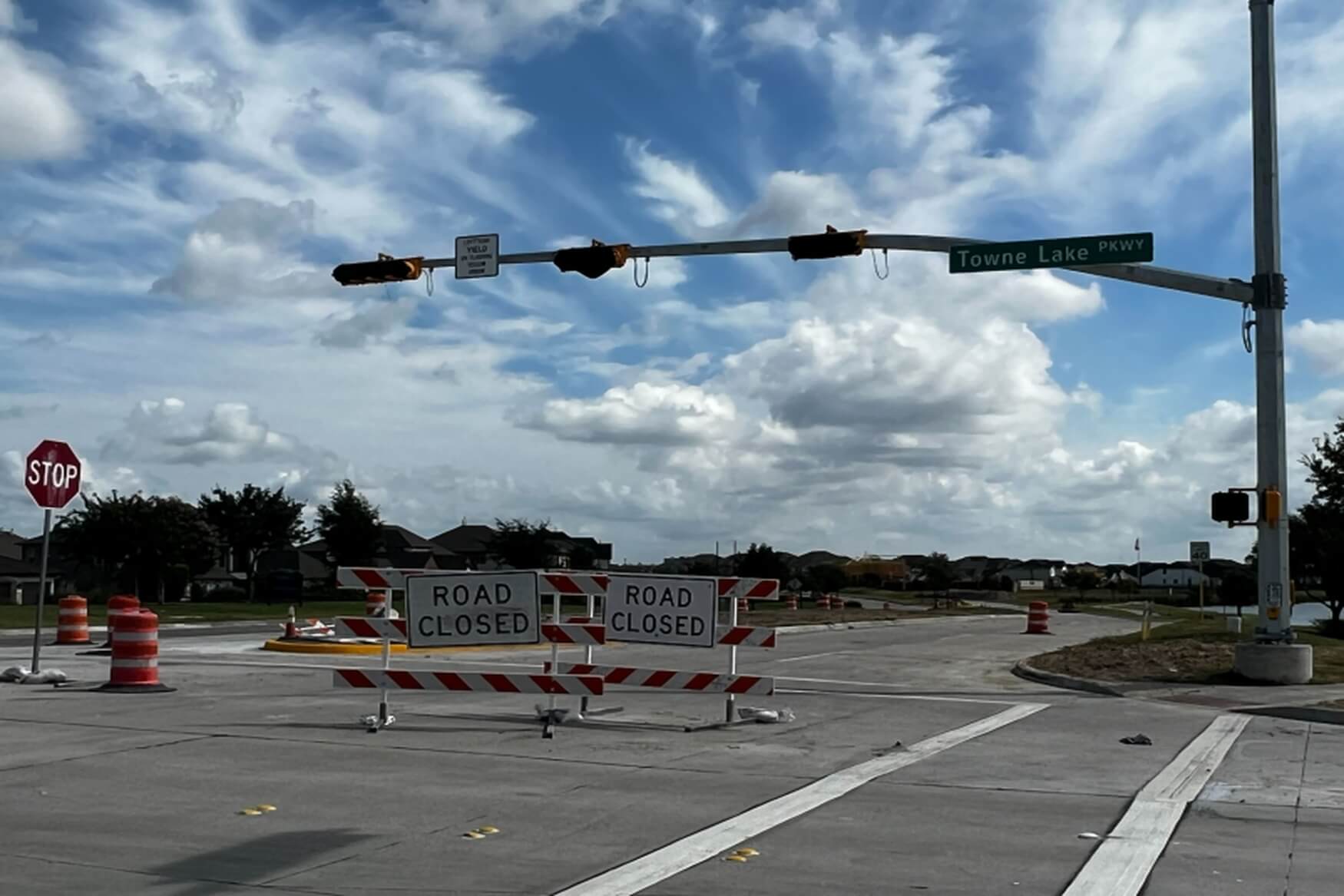 Inactive traffic lights at Town Lake Parkway in Cypress